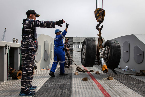 Indonesian Navy personnel recovering wheels from Lion Air Flight 610 last week.