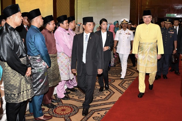 Sultan Nazrin pictured here arriving at the ceremony to appoint members of the Melaka Islamic Council and the Melaka Council of Syariah Court Judges and Registrars.