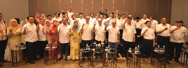 Datuk Hajiji Noor (sixth from the right) with other former Sabah UMNO members.