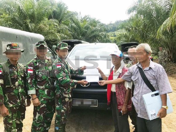 Indonesian soldiers returned the pickup truck of the loggers on 14 December.