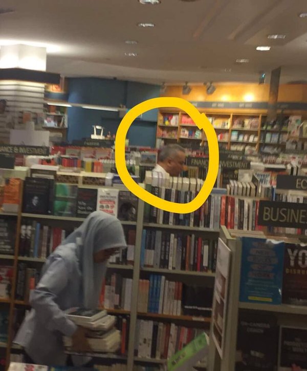 A Twitter user shared a photo of Sultan Nazrin searching for books in Kinokuniya KLCC