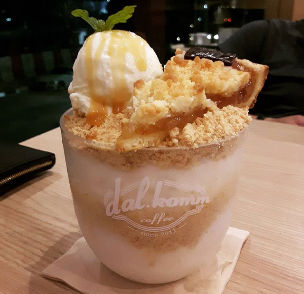 Apple crumble bingsu