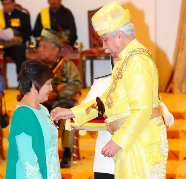 Chan Mun Thye received an award from Tuanku Muhriz Ibni Almarhum Tuanku Munawir.