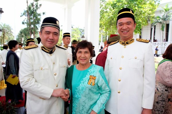 Chan (centre) accompanied by Anthony Loke (left) and Teo Kok Seong (right) after the ceremony.