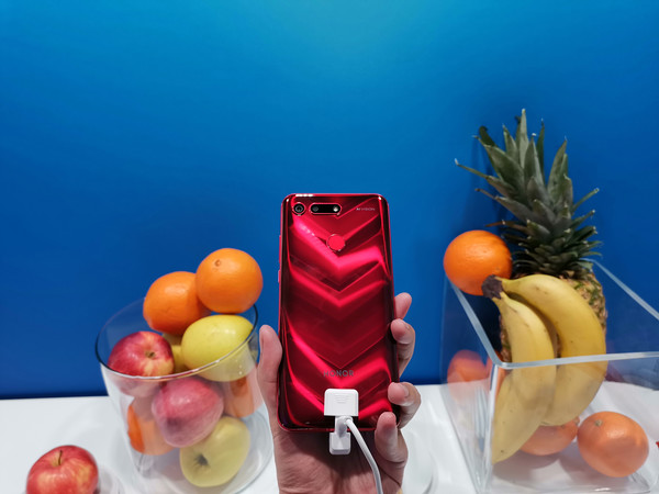 The phantom red edition of the Moschino x HONOR collaboration for the View20, which shows intensified chevron shapes on its back.