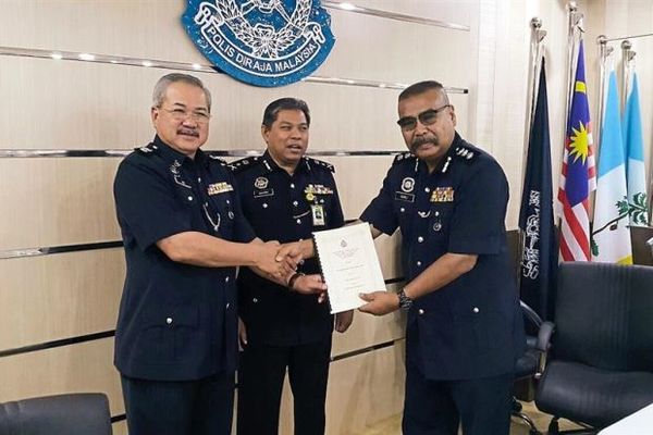 Ramli (right) at the ceremony for his appointment as the Penang Commercial Crime chief in 2015.