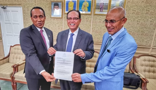 Datuk Seri Wan Rosdy Wan Ismail (centre) holding the official letter which declares 31 January as a special state holiday for Pahang.