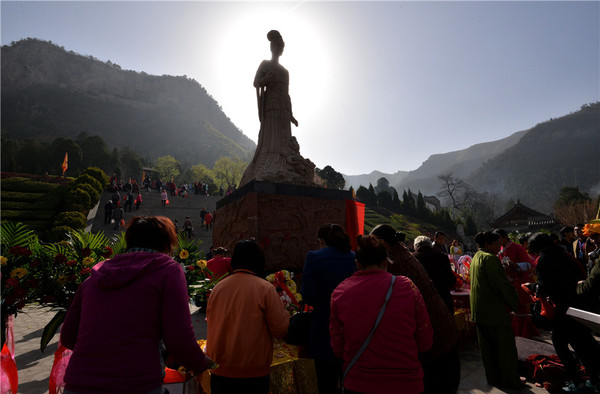 Devotees worshipping the goddess Nüwa.