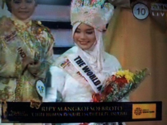 21 Year Old Malaysian Girl Wins In Muslim Beauty Pageant 
