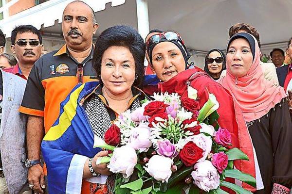 Datin Rosmah Mansor (left) standing with Suwaibah Muhamad Nasir (right) at Riva Sette De Marite in Venice, Italy in 2014.