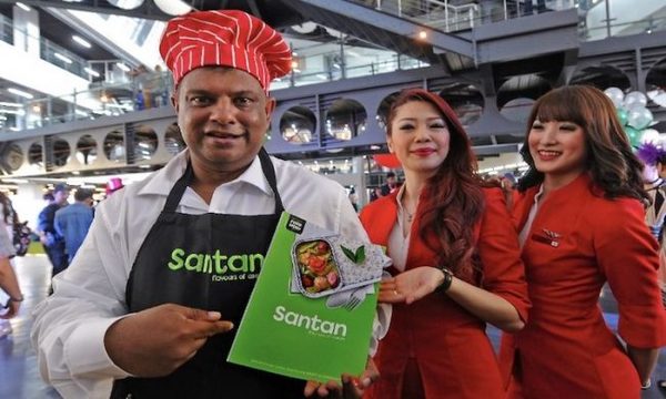 Ketua Pegawai Eksekutif AirAsia, Tony Fernandes (kiri)