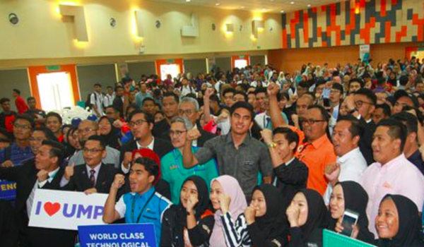 Syed Saddiq (centre) joined by students during the dialogue on 18 February.