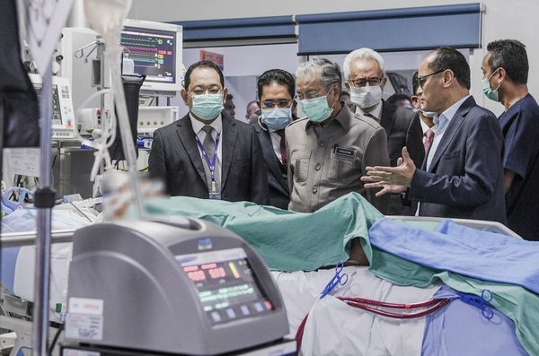 Prime Minister Tun Dr Mahathir Mohamad visits Adib at the National Heart Institute in Kuala Lumpur.