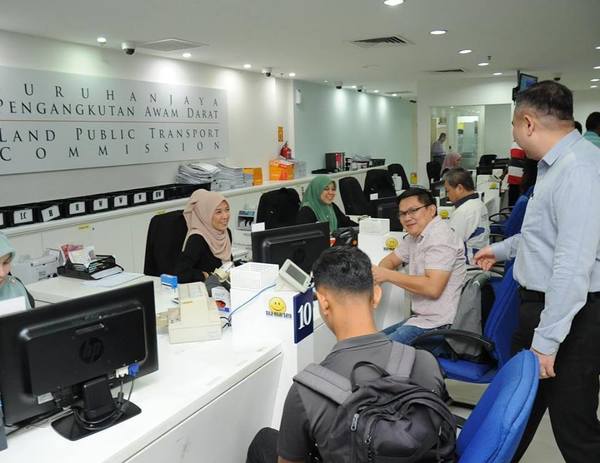 Transport Minister Anthony Loke (far right, face turned away) visited the Kelana Jaya APAD office on 25 January.