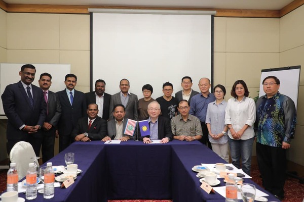 (Centre) Tan Sri SA Vigneswaran and Datuk Seri Wee Ka Siong.