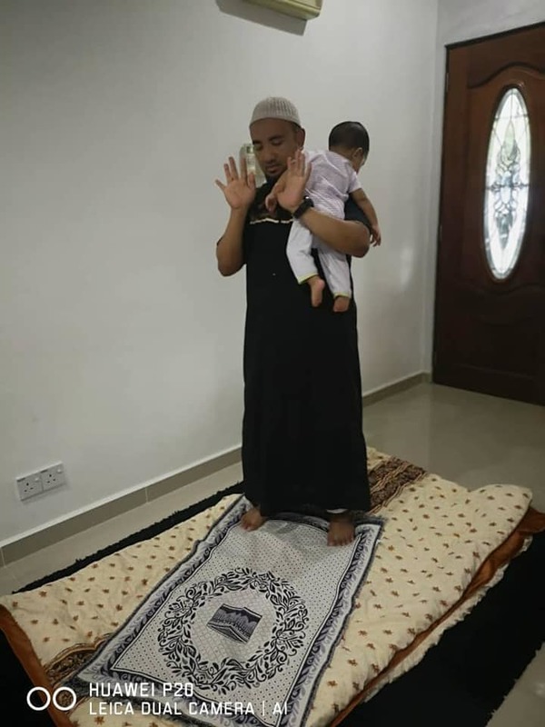 Contoh bapa solat dengan mendukung bayi ketika takbir.