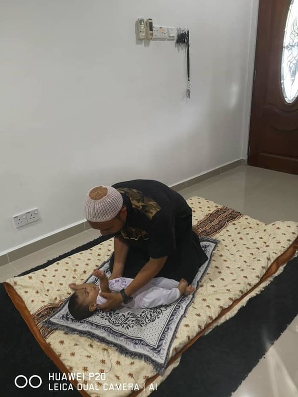 Bagaimana bapa meletakkan anaknya dahulu sebelum sujud dalam solat.