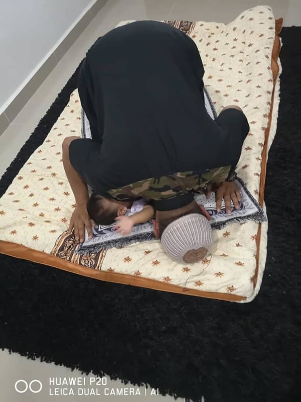 Bayi masih bersama bapa sewaktu bersujud tanpa gangguan.