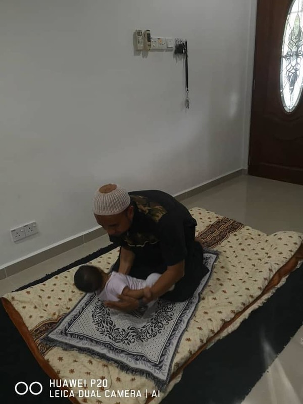 Cara bapa mendukung bayi dalam solat semasa angkat anak nak bangun i’tidal.