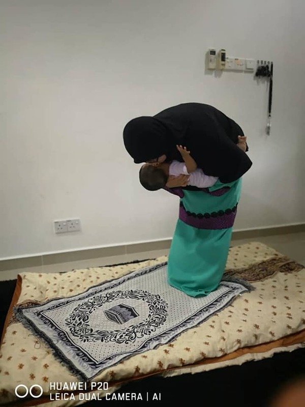 Sewaktu rukuk anak masih dalam dakapan tidak dilepaskan walau dalam solat.