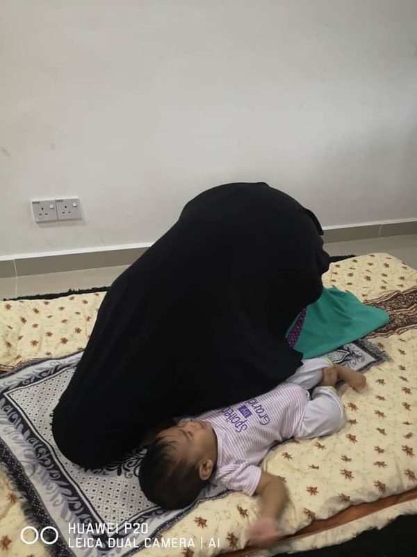 Cara ibu bersujud tanpa gangguan kepada bayi.