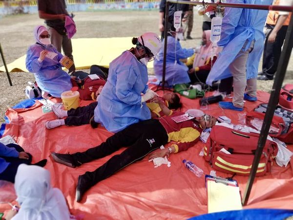 Rescue personnel rendering immediate emergency assistance to the six students who had vomited due to methane gas inhalation in Pasir Gudang in the early morning of 7 March.