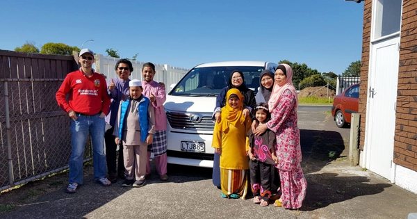 Tarmizi bersama keluarga dan rakan-rakan.