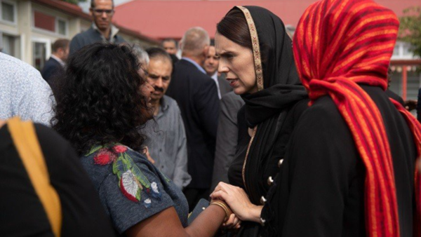 Perdana Menteri New Zealand, Jacinda Ardern turut mengenakan tudung sebagai tanda hormat.