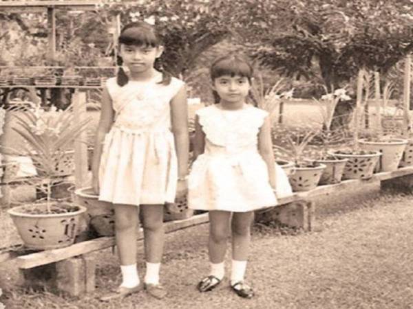 (From left) Raja Halimahton and her sister, Raja Zarith Sofia.