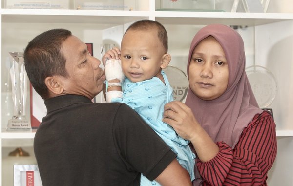 Muhammad Adam bersama kedua ibu bapanya.