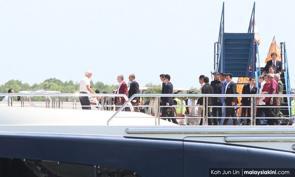 Prime Minister Tun Dr Mahathir meeting Equanimity captain onboard the yacht.