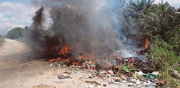 Illegal burning of plastic waste by the roadside in Jenjarom.