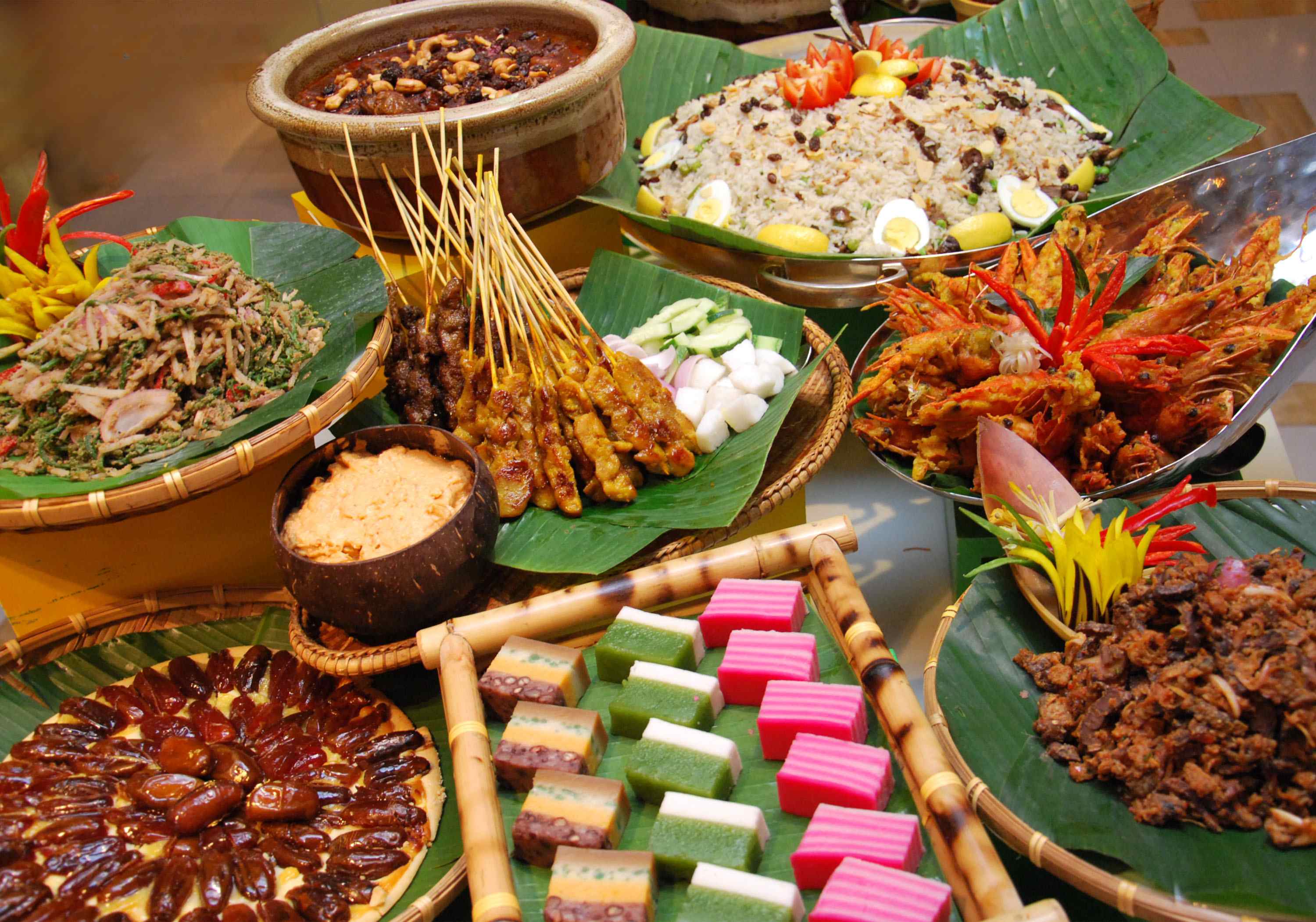 Tradition dish. Наси Лемак Малайзия. Стрит фуд в Малайзии. Кухня Малайзии Национальная. Наси Лемак блюдо Малайзия.