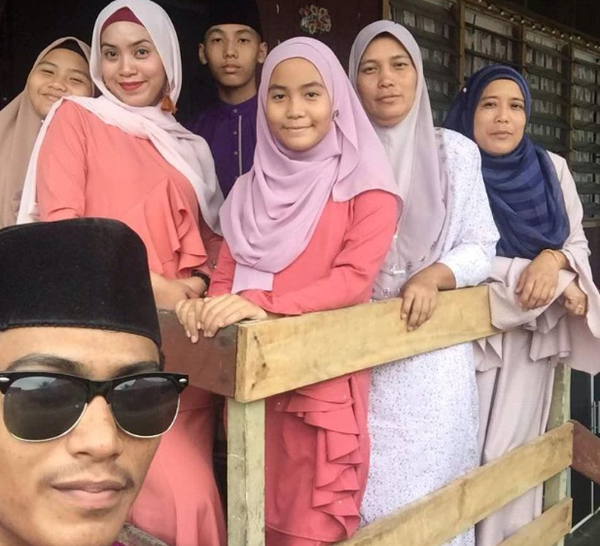 Zhariff (kanan), bersama ibu dan adik-beradiknya.