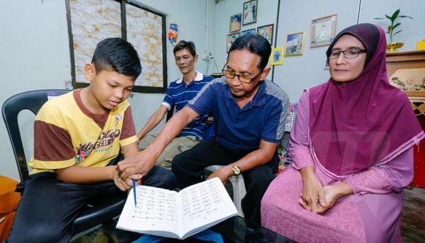 Firdaus bersama datuk angkatnya, Aziz Isa.