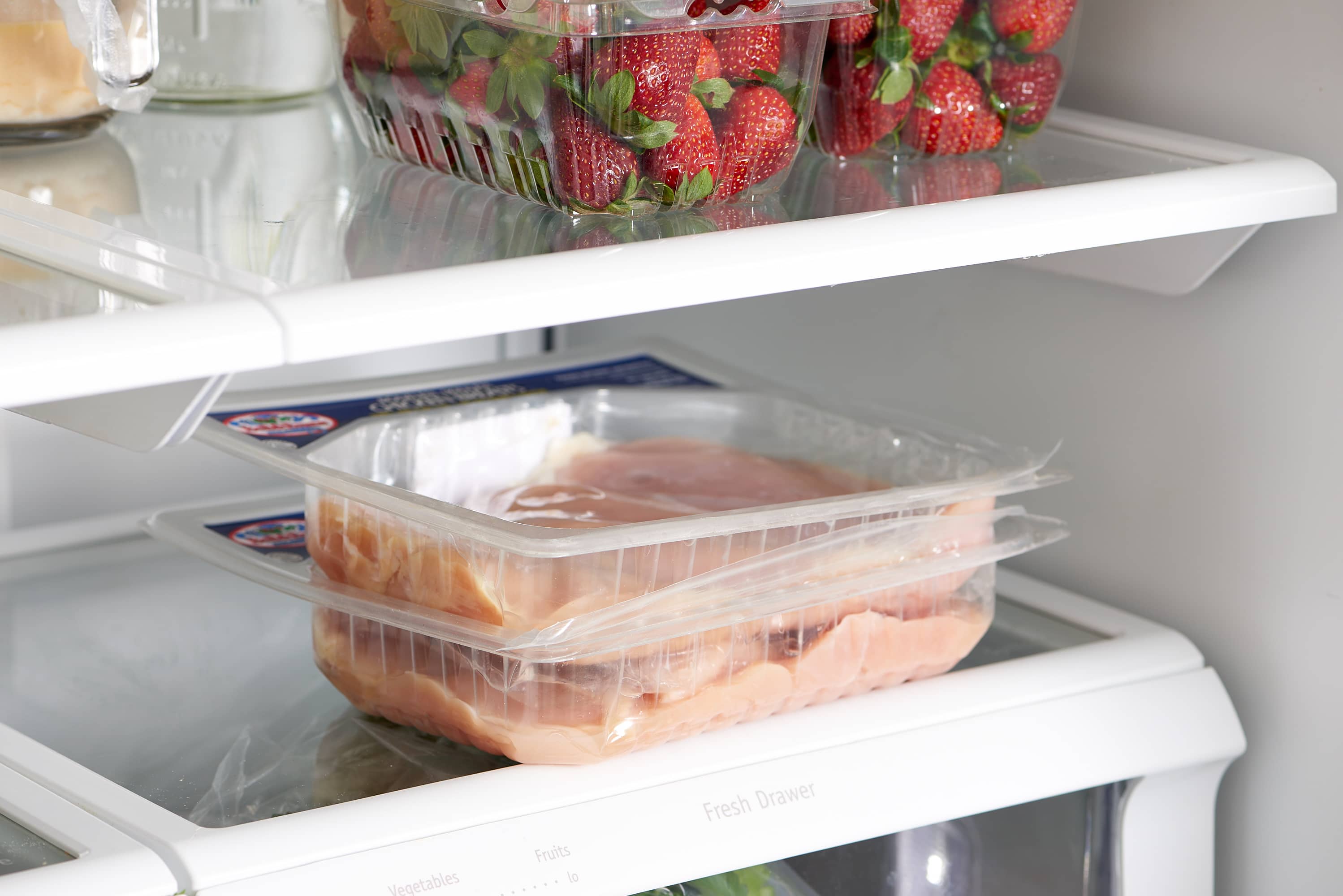 Жареная курица в холодильнике. Холодильник для мяса. Хранение мяса в морозильной камере. Курятина в холодильнике.