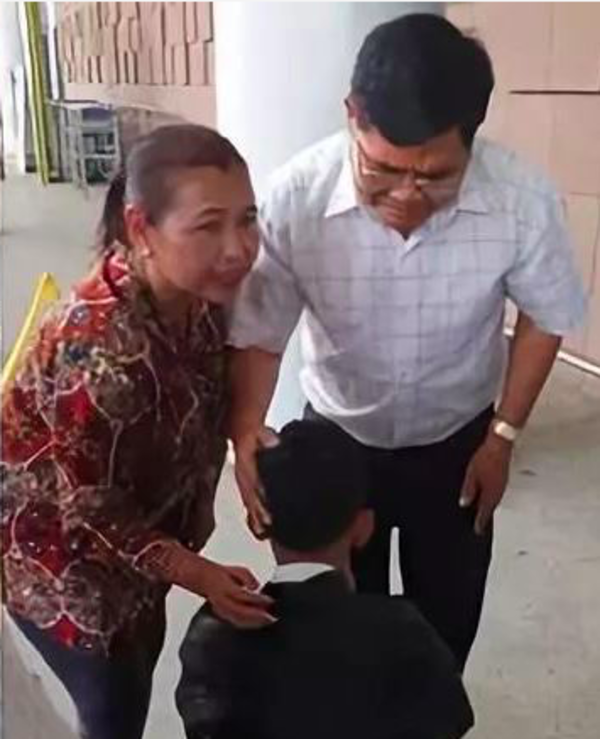 Thaksin kneeling in front of Chhern before his flight to China.