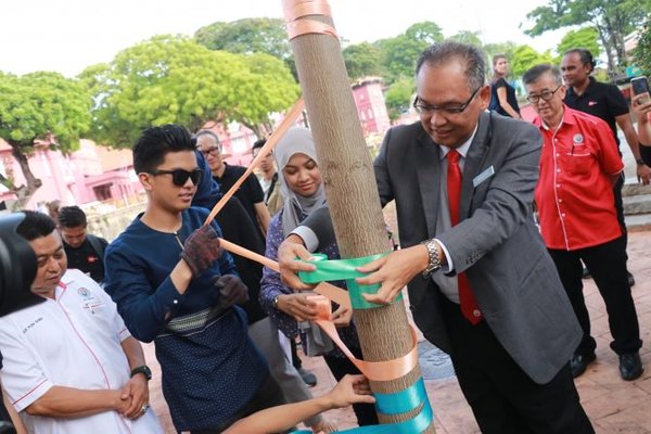 Datuk Bandar Majlis Bandaraya Melaka Bersejarah, Ybhg. Tuan Hj Masor bin Sudin bersama artis-artis bergotong-royong.