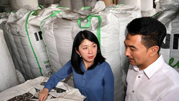 Yeo Bee Yin and Port Klang assemblyman Azmizam Zaman Huri at the illegal plastic waste recycling factory in Telok Gong on Jan 17, 2019.