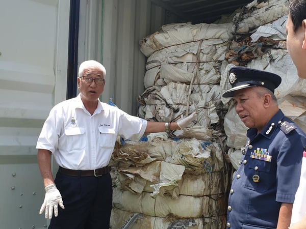 Penang Environment Committee chairman Phee Boon Poh (left).