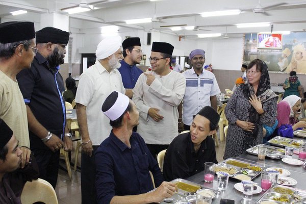 Johor Bahru MP Akmal Nasir attending an interfaith buka puasa at Gurdwara Sahib on 21 May.