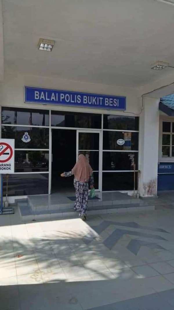 Warga emas tersebut dibawa ke Balai Polis Bukit Besi, Dungun.