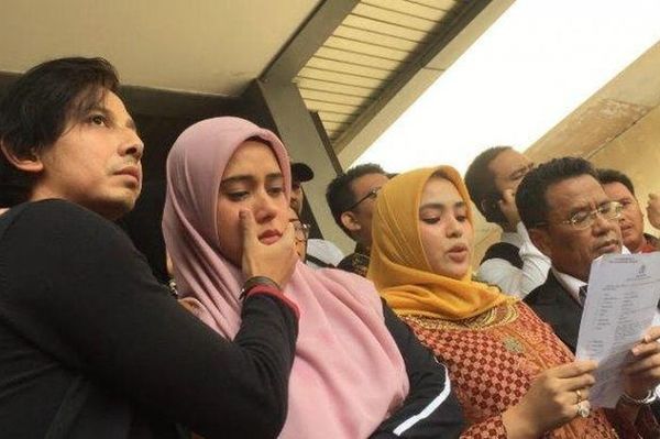 Sonny Septian (left) and Fairuz A Rafiq (second from left), while her sister Ranny Fadh Arafiq read her statement.