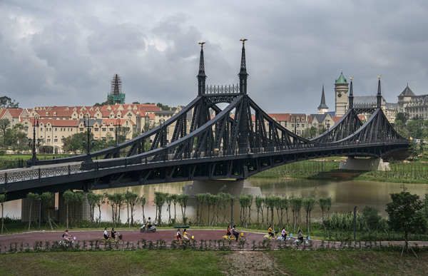 Replika Liberty Bridge yang terletak di Budapest, Hungary.