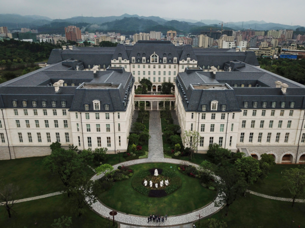 Replika bangunan Palace of Versailles di kota Paris.