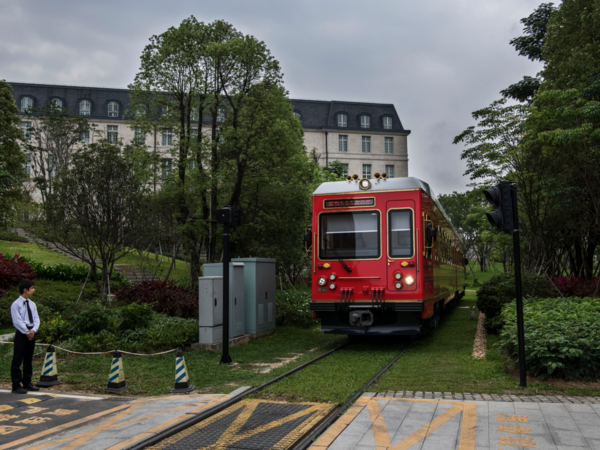 Sistem tram elektrik khas di dalam kampus Huawei.