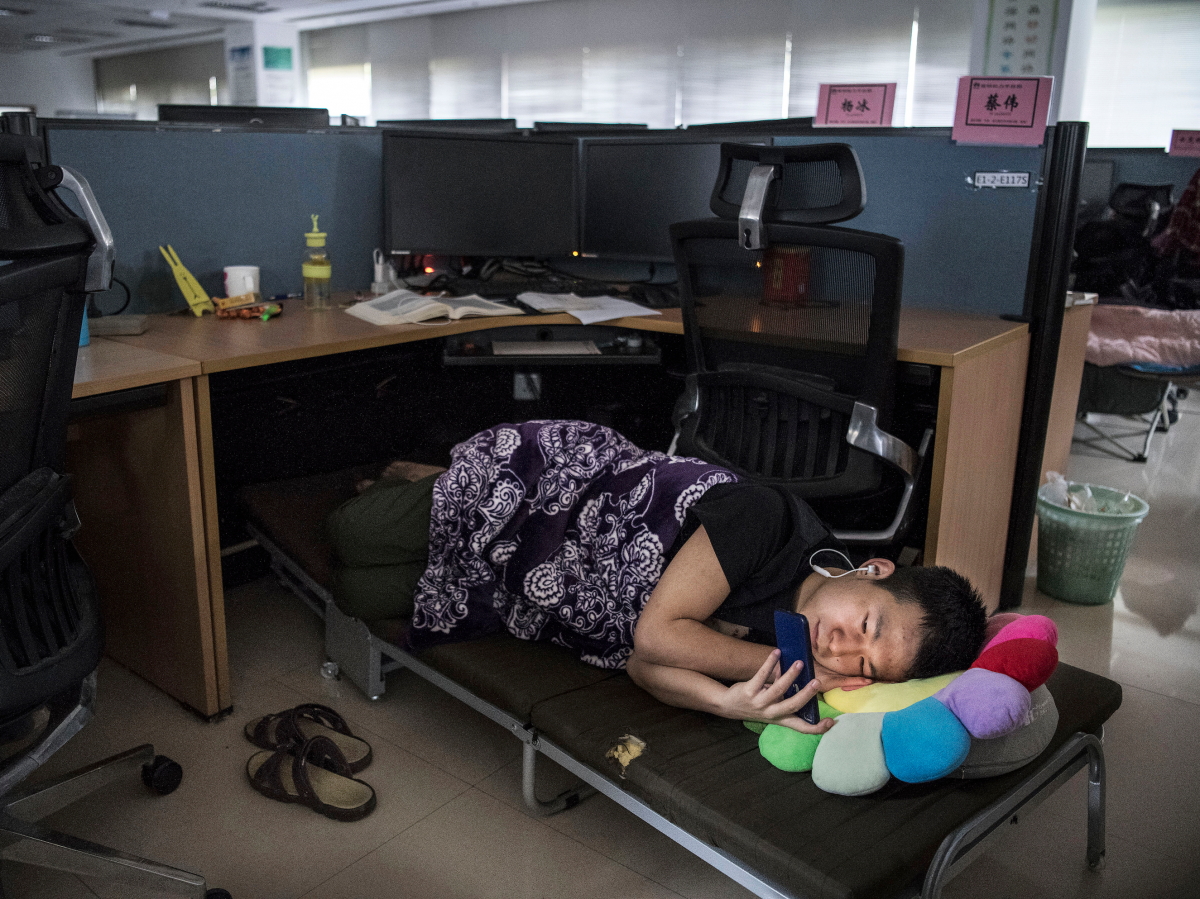 Сон на рабочем месте. Китайцы спят на рабочем месте. Поспать в обед