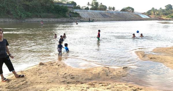 A nearly dried up Sungai Golok during a heatwave.