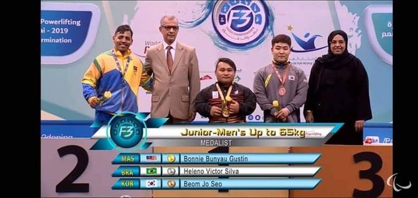 Bonnie (tengah) ketika merangkul pingat emas dalam kejohanan Fazza World Para Powerlifting World Cup yang berlangsung di Dubai pada Februari lalu.