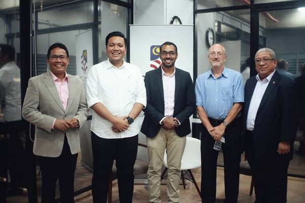 (From left) Senator Khairul Azwan, PKR Permatang Pauh Deputy Chief Dr. Afif Bahardin, Tharma, and US lecturer Dr. Richard Vogel during a forum held by 'Undi 18' and the US embassy in Malaysia.